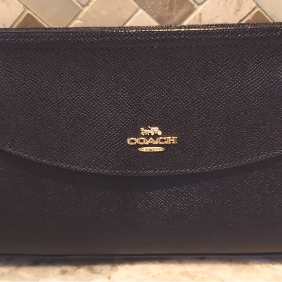 NWOT Leather Coach black clutch wristlet! Never used. Gold hardware. - Picture 2 of 8
